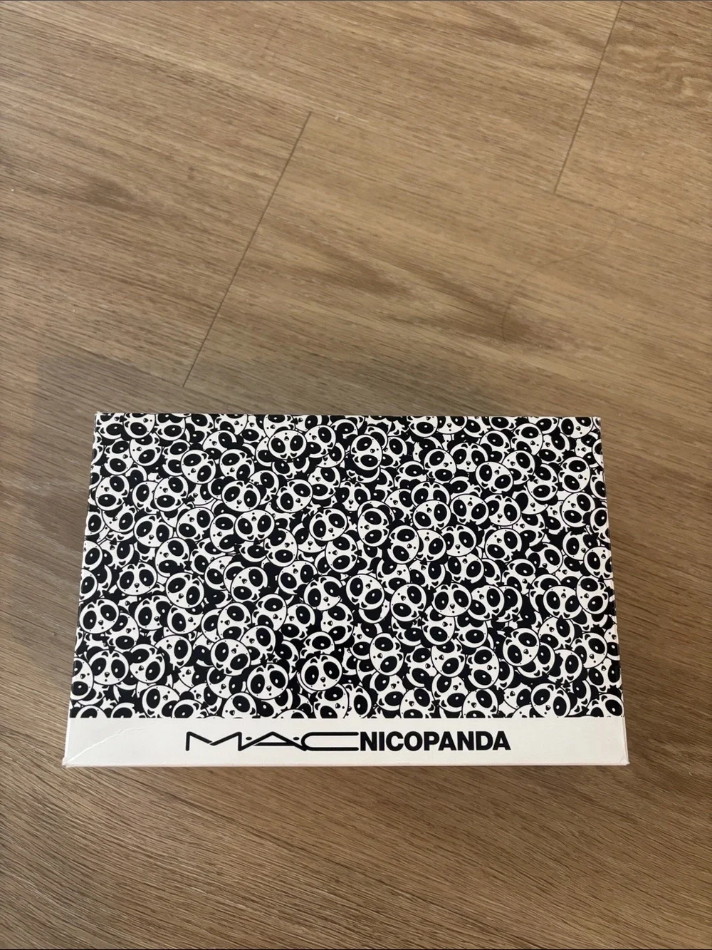 NEW!  MAC Cosmetics White Handle Makeup Brush Set with Black Bristles